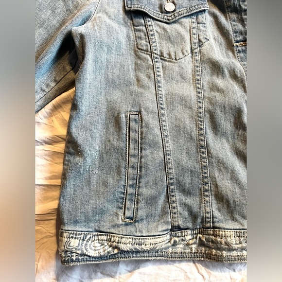 Nanette Lepore Women's Distressed Blue Denim Jacket wPaisley Pattern Size 1X - Picture 3 of 16